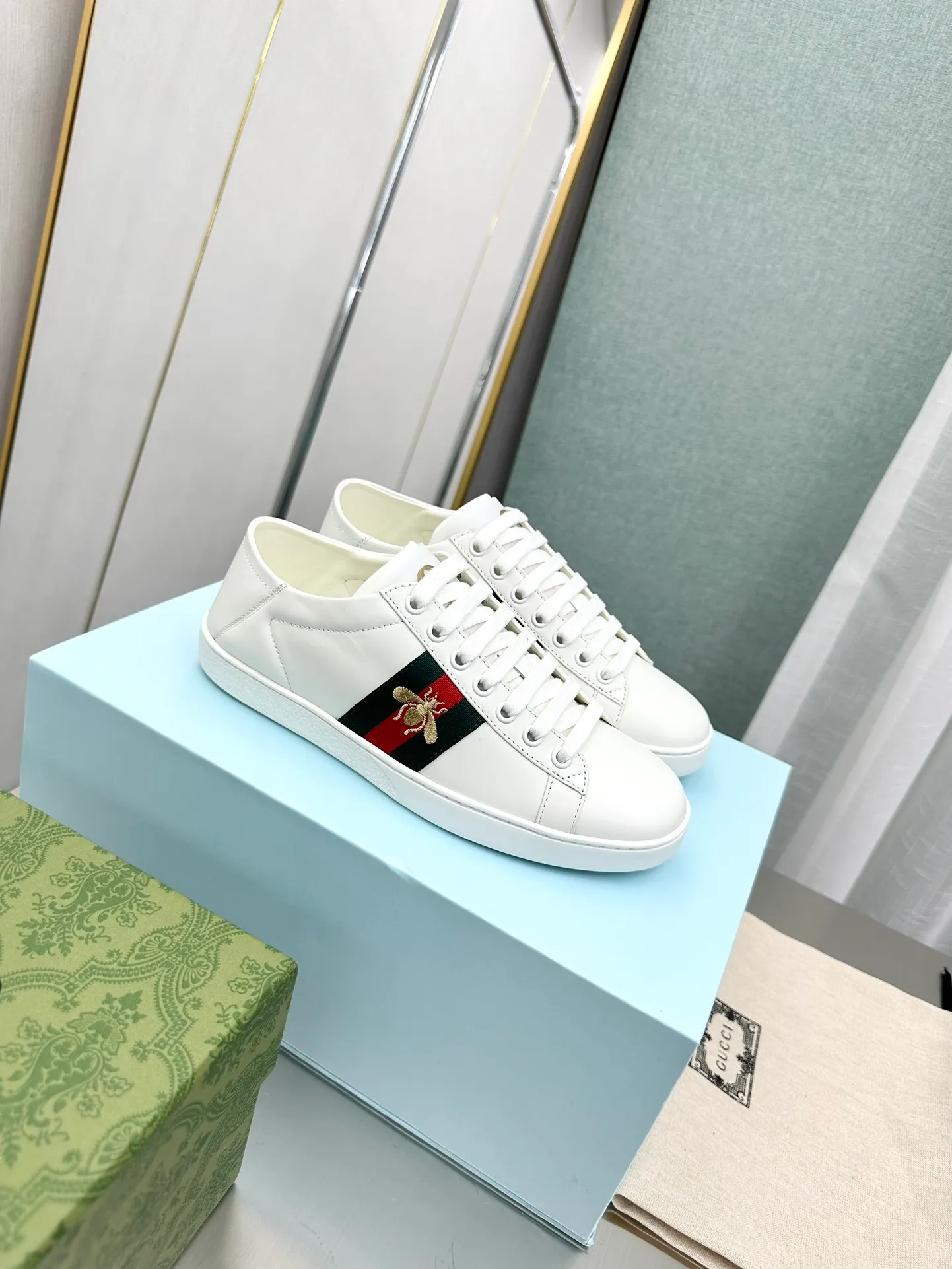 👟👟Ex-factory price 540👟👟 Men's size +10 Top version: Gucci G family classic Ace series Embroidery Little Bee White Shoes Couple Style Ribbon Love Casual Sports Shoes Sneakers Original Purchase Development Production This brand's classic low-top sports shoes interweave golden embroidered bees with red and green webbing. The bee is a classic element of the brand. It appeared in the Gucci ready-to-wear series in the 1970s. Exquisite packaging at the delivery counter🛍📦 ▪️Fabrics: Original custom imported first-layer cowhide ▪️Foots: Original custom cowhide lining ▪️Sole: Original open-molded rubber non-slip material ▪️Sole thickness: 2.5CM ▪️Size: Women's 34-41 (customized 34/41) ▪️Size: Men's 38-46 (38/46 customized)